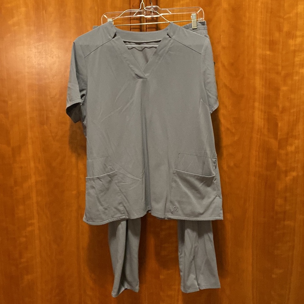 Gray Jaanuu zippered scrub set